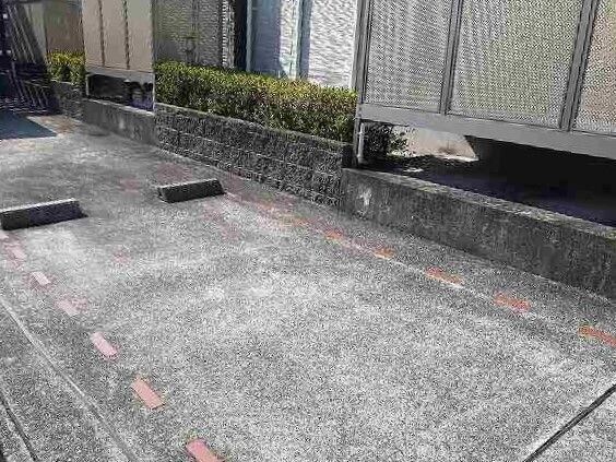 物件外観写真2　(駐車場があるので、車を買う予定の方も安心です)