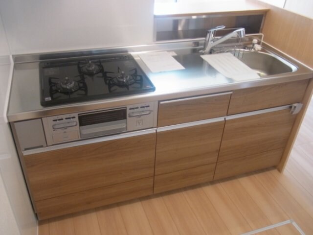 物件内観写真3　(コンパクトなキッチンで掃除もラクラク)