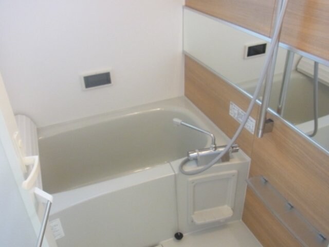 物件内観写真4　(きれいなお風呂です)