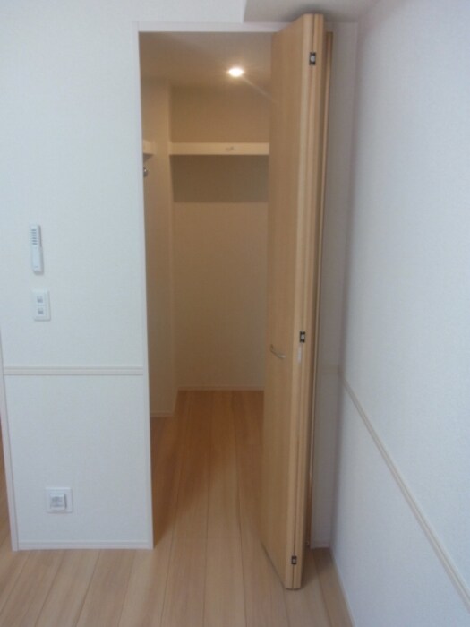 物件内観写真9　(大きなスペースがあり、収納には困りません)