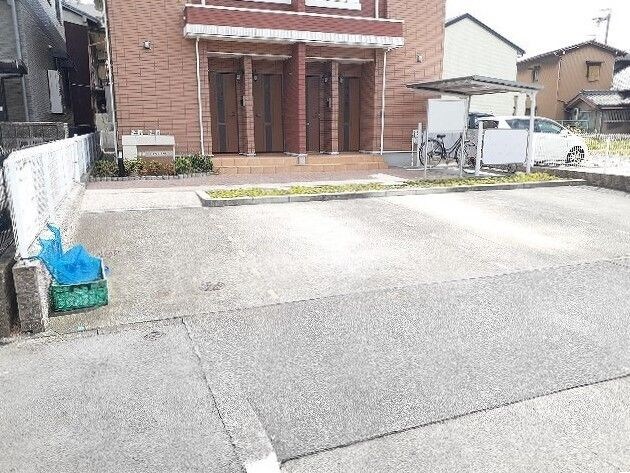 物件外観写真2　(駐車場完備です)
