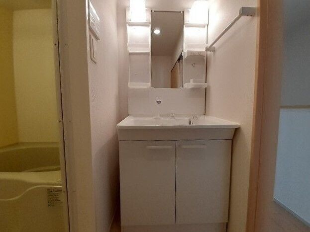 物件内観写真6　(広い洗面スペース)