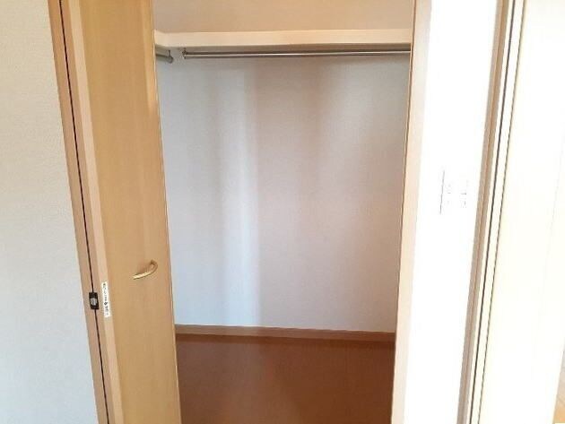 物件内観写真9　(便利な収納スペースです)