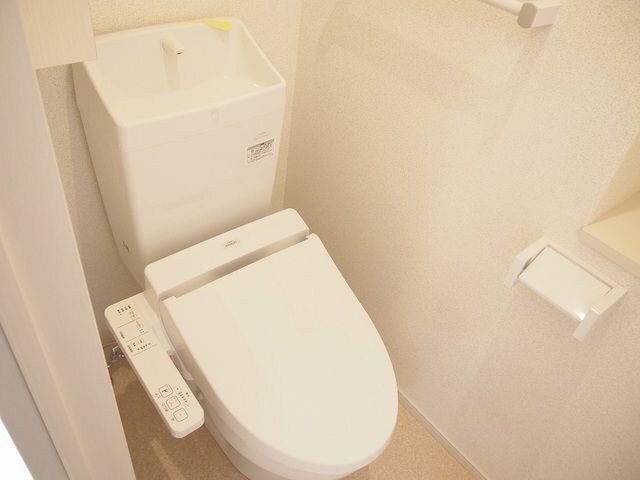 物件内観写真7　(落ち着いた色調のトイレです)