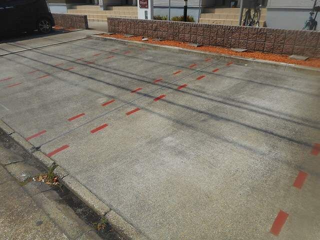 物件外観写真2　(駐車場があるので、車を買う予定の方も安心です)