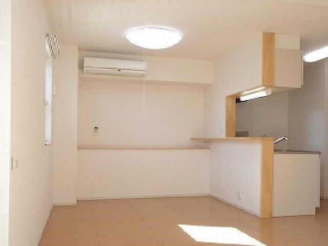 物件内観写真3　(こちらの居間で趣味の時間をお楽しみください)