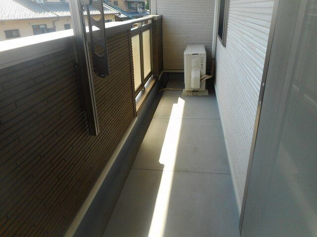 物件内観写真13　(開放的で明るい空間を演出してくれるバルコニーです)