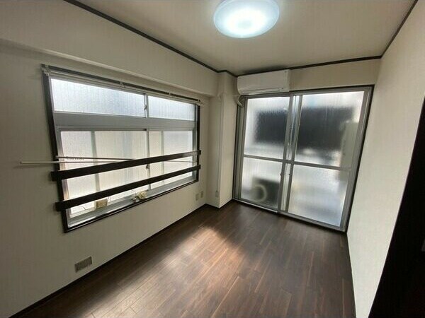 物件内観写真9　(開放的な寝室です)