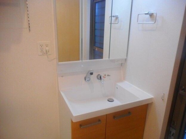 物件内観写真7　(明るい洗面所です)