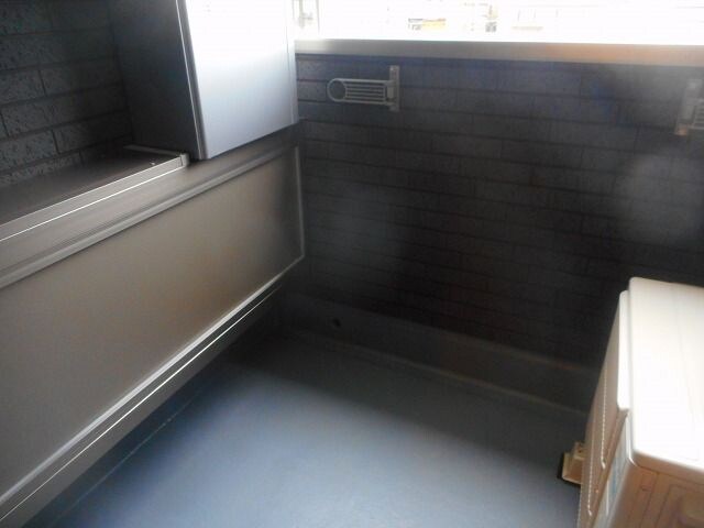 物件内観写真12　(お洗濯にも便利なバルコニー付き)