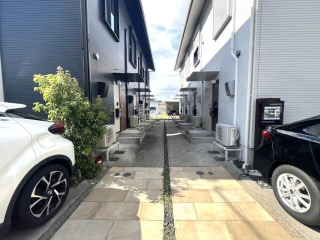 物件外観写真2　(エントランス部分)