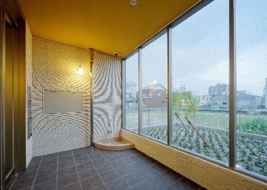 物件外観写真3　(ゆとりのあるエントランスです)