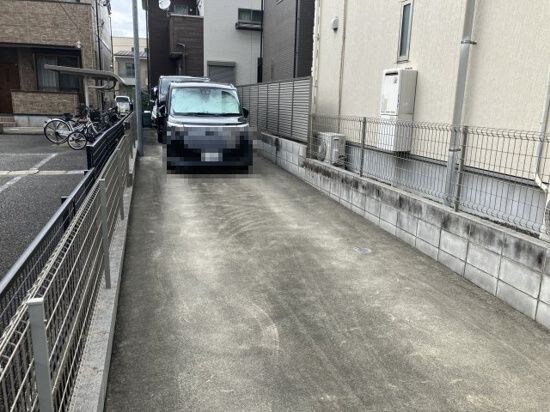 物件外観写真2　(駐車場があるので、車を買う予定の方も安心です)