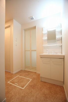 物件内観写真6　(忙しい朝には欠かせない洗面所です)