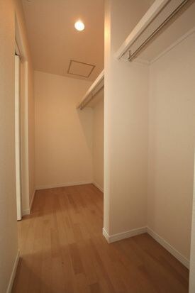 物件内観写真10　(大きなスペースがあり、収納には困りません)