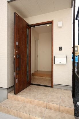 物件内観写真12　(収納もある玄関です)