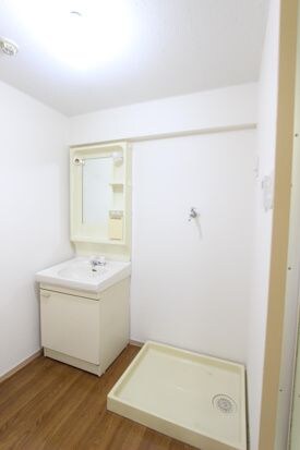 物件内観写真7　(独立洗面台、朝の身支度には欠かせません)
