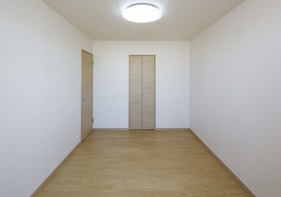 物件内観写真9　(開放的な寝室です)