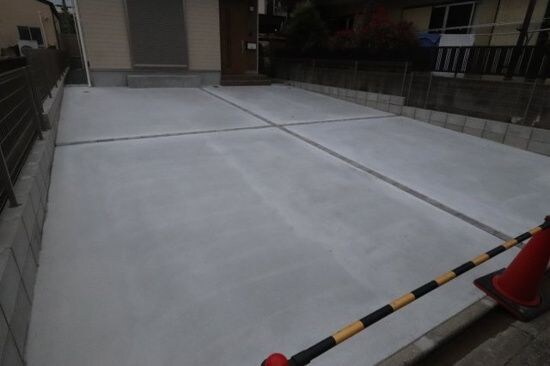 物件外観写真2　(駐車場があるので、車を買う予定の方も安心です)