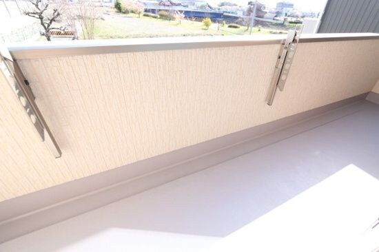 物件内観写真13　(お洗濯にも便利なバルコニー付き)