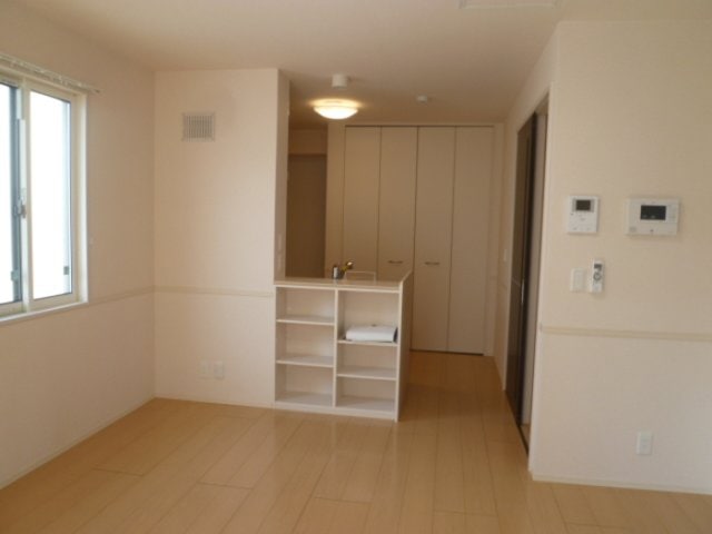 物件内観写真2　(こちらの居間で趣味の時間をお楽しみください)