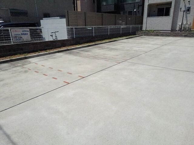 物件外観写真2　(車をお持ちの方に嬉しい駐車場付きの物件です)