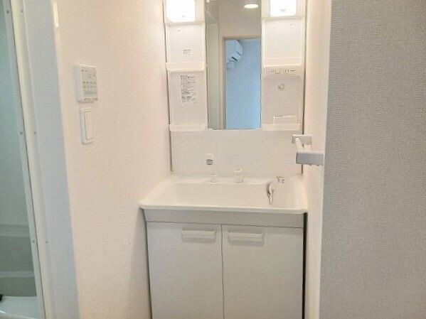 物件内観写真6　(使いやすい洗面所です)