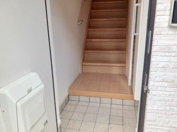 物件内観写真12　(明るい玄関です)