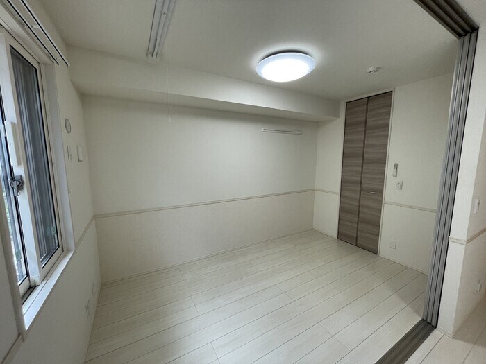 物件内観写真9　(落ち着いた色調の寝室です)