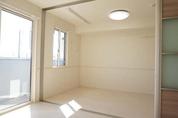 洋室(きれいなキッチンです)