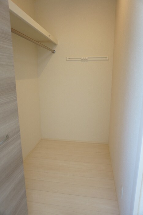 物件内観写真12　(こちらの居間で趣味の時間をお楽しみください)