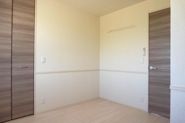 物件内観写真18　(落ち着いた色調の寝室です)