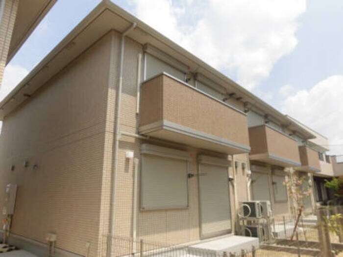 物件外観写真1　(落ち着いた雰囲気の外観です)