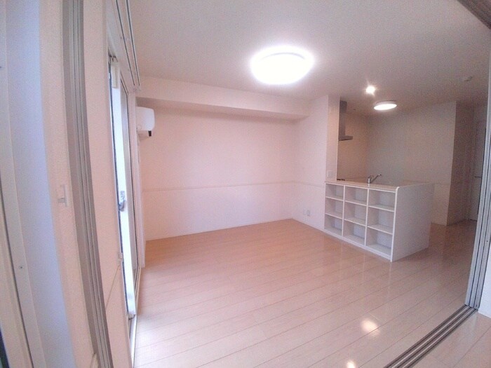 物件内観写真2　(リビングです)