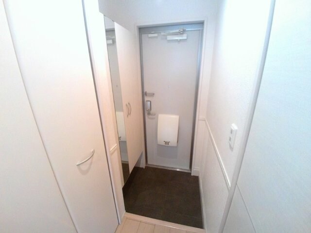 物件内観写真12　(ゆったりとした玄関です)