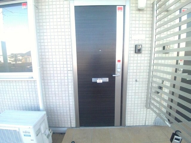 物件内観写真13　(ゆったりとした玄関です)