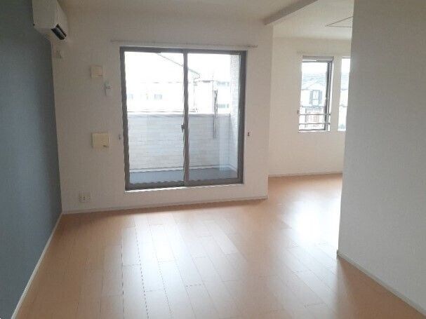 物件内観写真3　(使いやすい居間です)