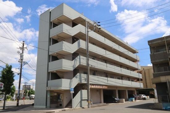 物件外観写真1　(落ち着いた雰囲気の外観です)