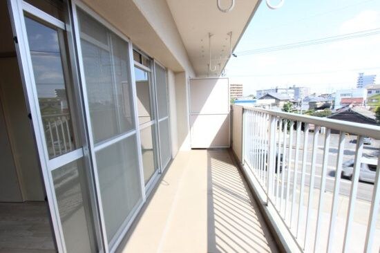 物件内観写真11　(開放的で明るい空間を演出してくれるバルコニーです)