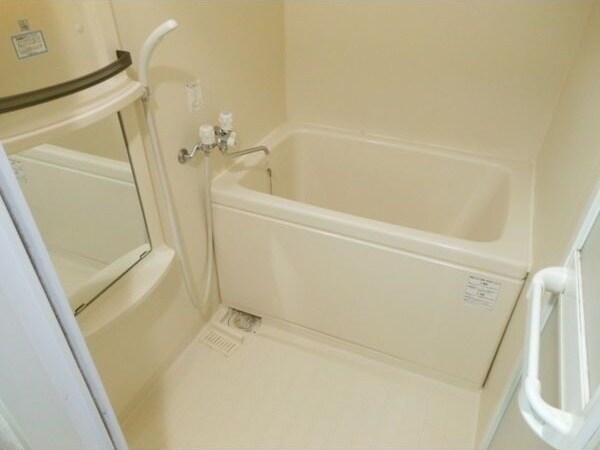 浴室(コンパクトで使いやすいお風呂です)