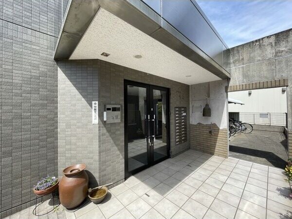 エントランス(ゆとりのあるエントランスです)