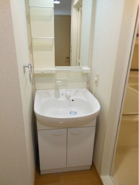 物件内観写真8　(明るい洗面所です)