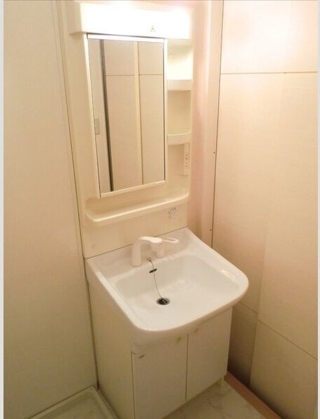 物件内観写真5　(スペースが確保できる洗面所です)