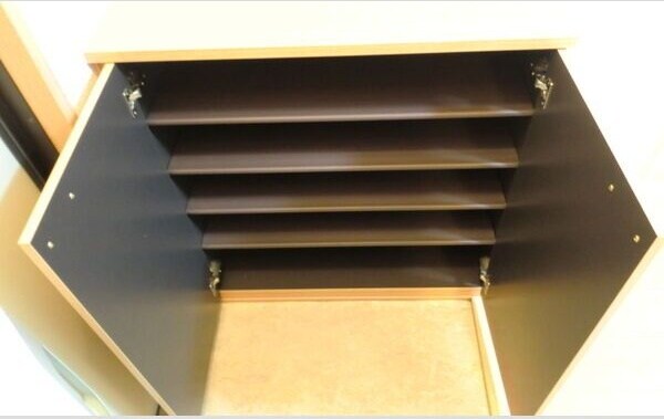 物件内観写真9　(便利な収納スペースです)