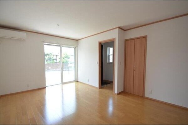 物件内観写真4　(ゆったりとしたリビングです)