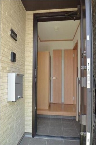 物件内観写真12　(収納もある玄関です)