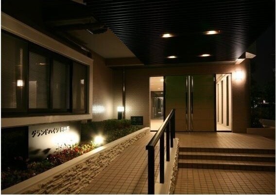 物件外観写真2　(清潔なエントランスです)