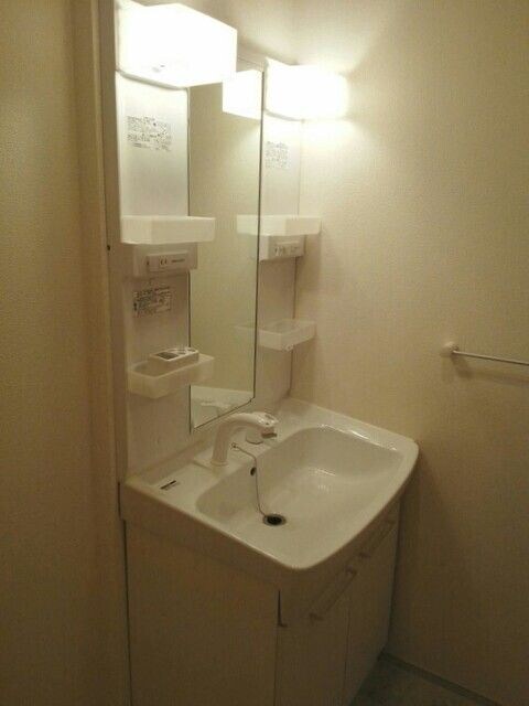 物件内観写真6　(コンパクトで使いやすい洗面所)