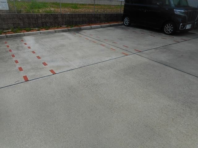 物件外観写真2　(駐車場です)