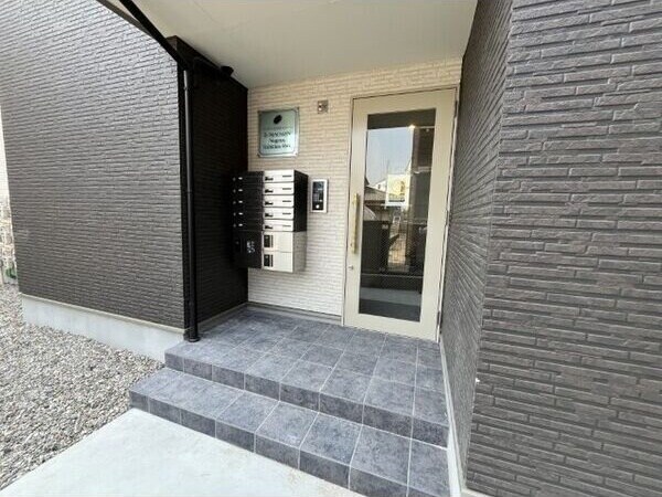 物件外観写真2　(落ち着いたエントランスです)